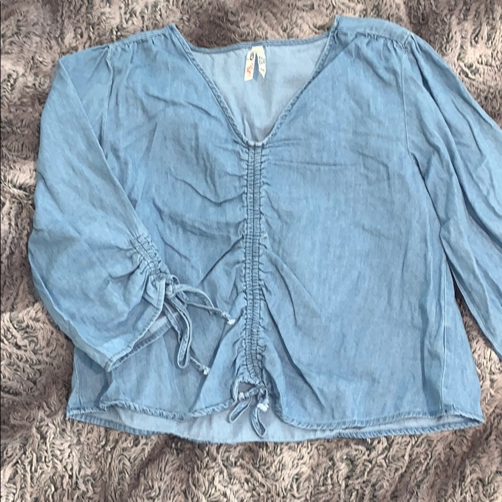 Juniors medium Denim quarter sleeve V-neck shirt